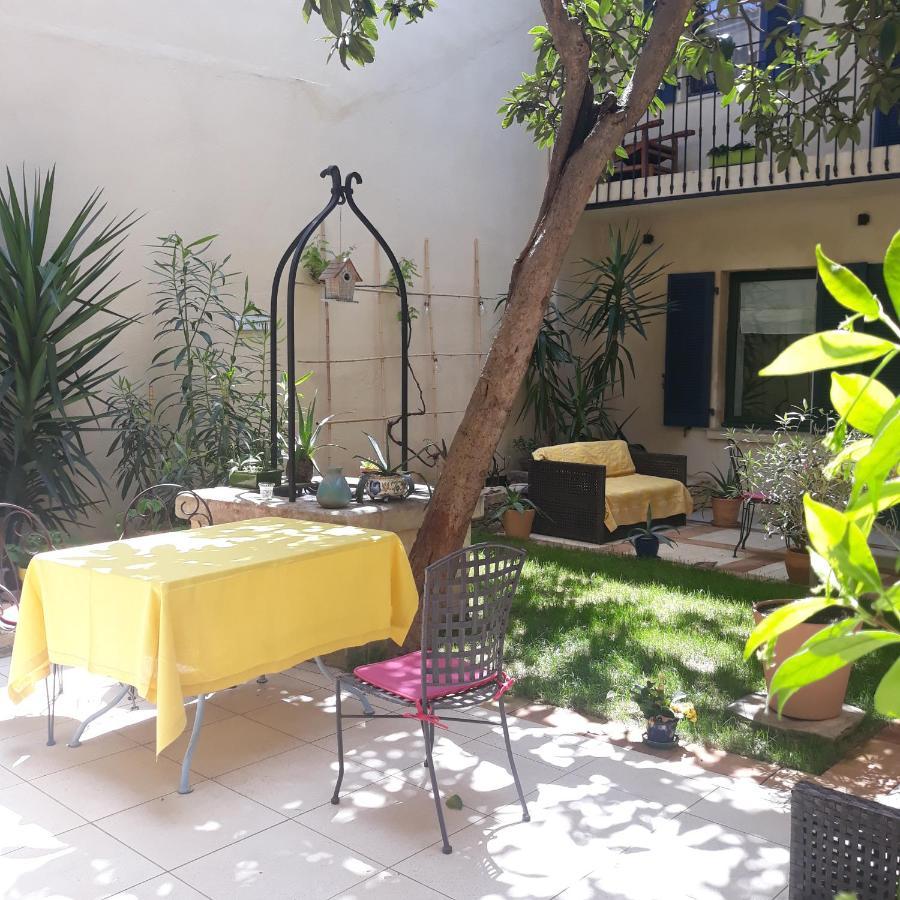 Sous Le Neflier Panzió Nîmes Kültér fotó